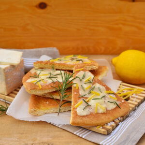 FOCACCIA CON TALEGGIO ROSMARINO E LIMONE - 9537