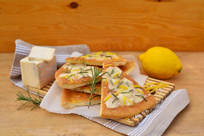FOCACCIA CON TALEGGIO ROSMARINO E LIMONE - 9537 - immagine 1