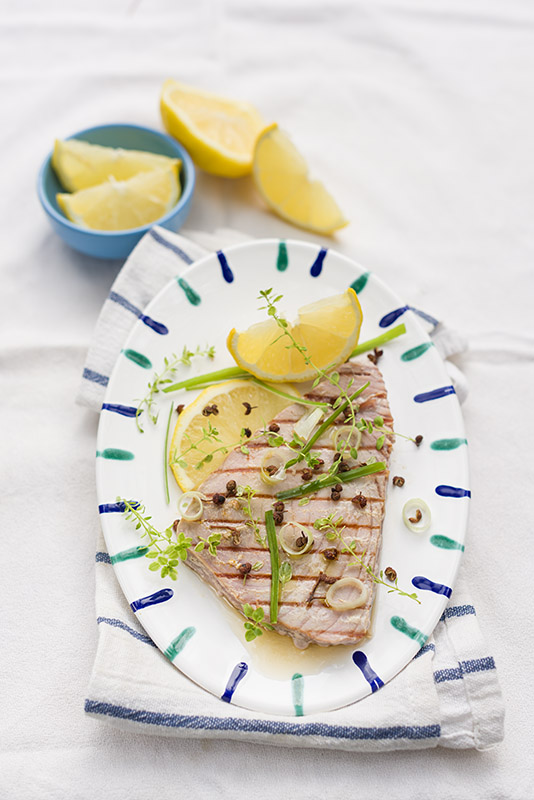 TRANCIO DI PESCE SPADA CON CIPOLLOTTI TIMO LIMONE PEPE DI SICHUAN E LIMONI - 0483