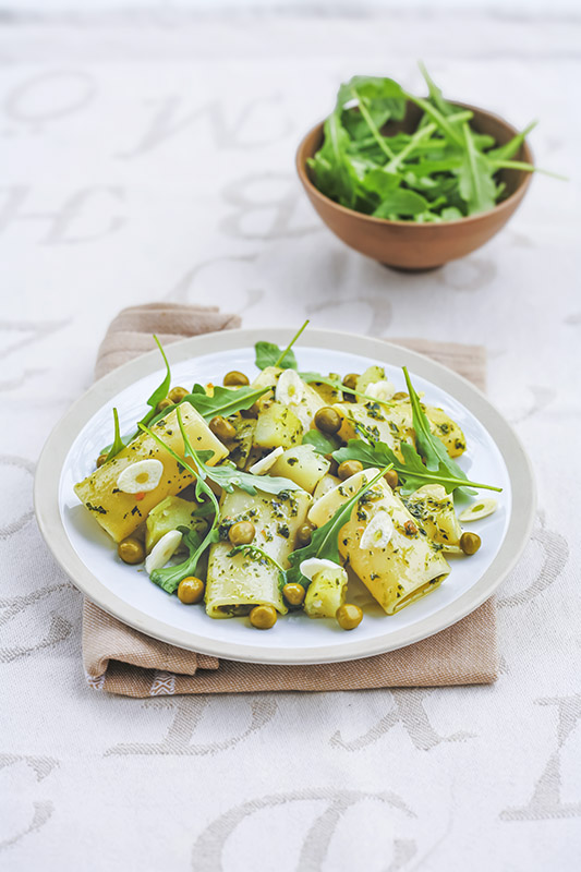 PACCHERI CON PESTO DI RUCOLA E PREZZEMOLO CON PATATE AGLIO PISELLI - 6848