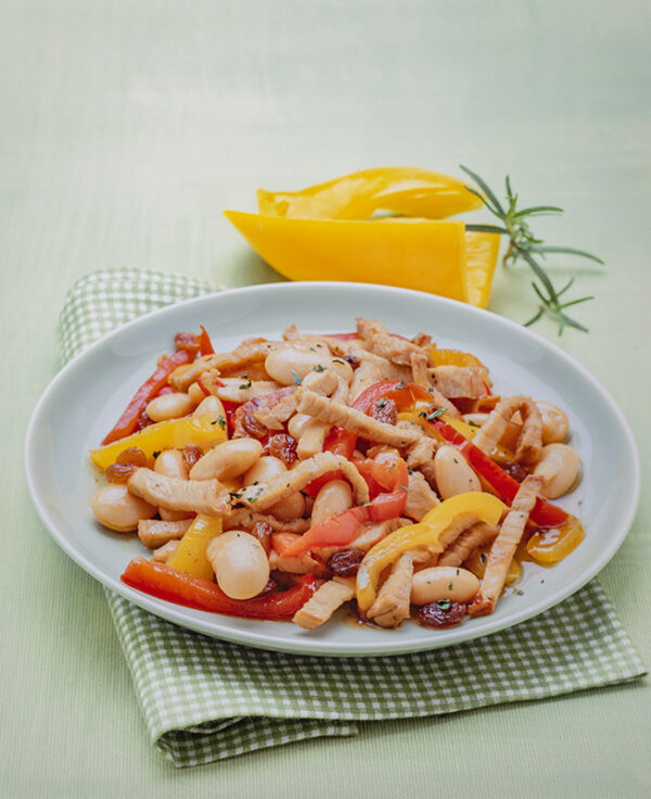 STRINGHE DI VITELLO IN INSALATA CON CIPOLLE, PEPERONI, FAGIOLI E UVETTA - 8023