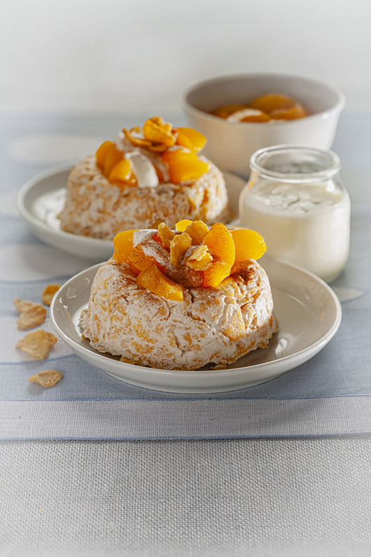 COLAZIONE CON YOGURT E FRUTTA - SFORMATINI DI YOGURT CON FIOCCHI DI MAIS PESCHE ALBICOCCHE CANNELLA - 1863