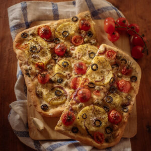 FOCACCIA CON PATATE POMODORINI AGLIO CAPPERI OLIVE NERE - 3864
