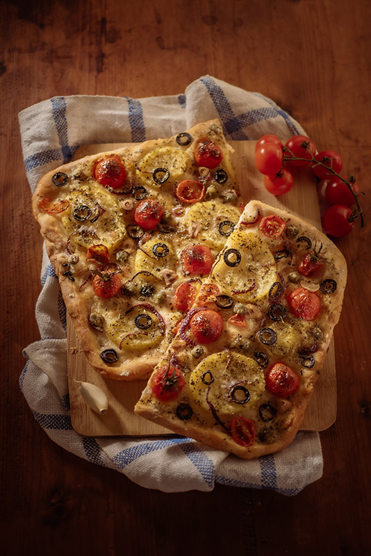 FOCACCIA CON PATATE POMODORINI AGLIO CAPPERI OLIVE NERE - 3864