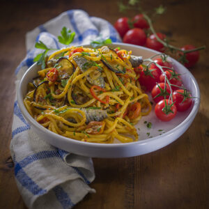 SPAGHETTI ALLA CHITARRA CON MELANZANE FRITTE POMODORINI E SARDE – 3936