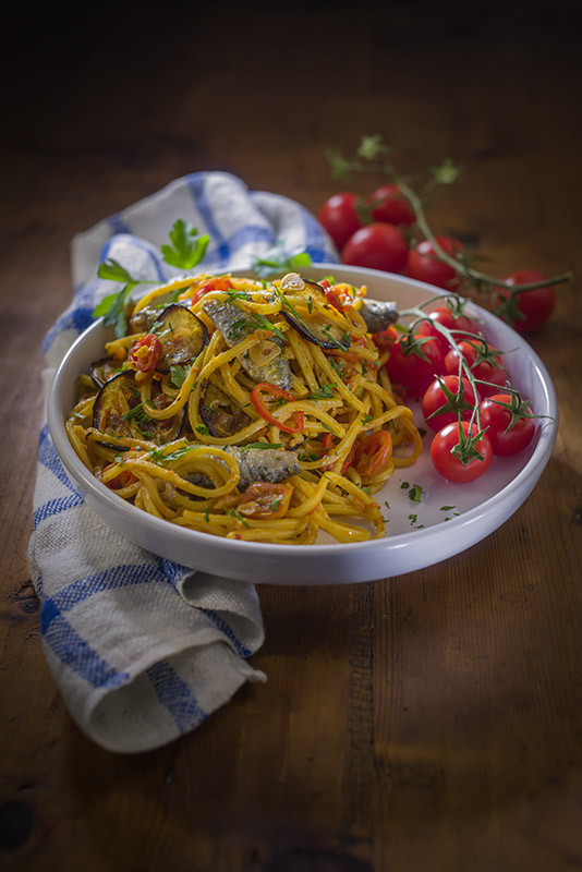 SPAGHETTI ALLA CHITARRA CON MELANZANE FRITTE POMODORINI E SARDE – 3936