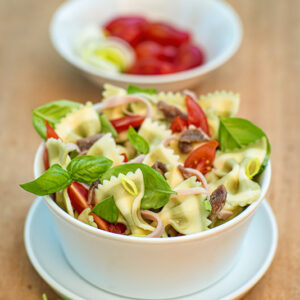FARFALLE A RIGHE CON POMODORI ACCIUGHE PORRI PROSCIUTTO E BASILICO - 5879