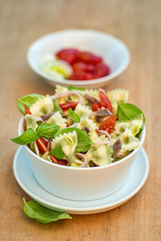 FARFALLE A RIGHE CON POMODORI ACCIUGHE PORRI PROSCIUTTO E BASILICO - 5879