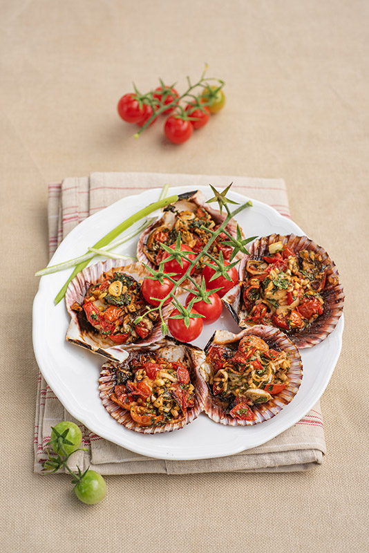 CAPESANTE CON POMODORINI CIPOLLOTTO PREZZEMOLO OLIO LIMONE - 7386