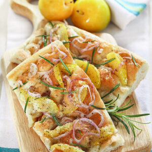 FOCACCIA CON ROSMARINO PRUGNE SALATE CIPOLLA ROSSA PEPE - 7491