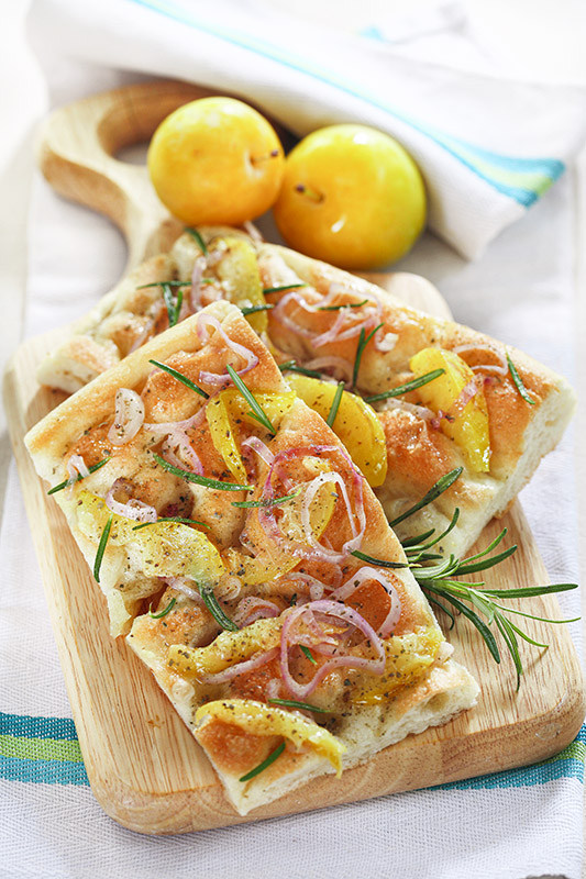 FOCACCIA CON ROSMARINO PRUGNE SALATE CIPOLLA ROSSA PEPE - 7491