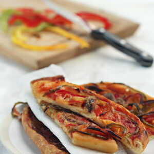 PIZZA AI TRE PEPERONI MOZZARELLA POMODORO ACCIUGHE PROSCIUTTO COTTO - 7383