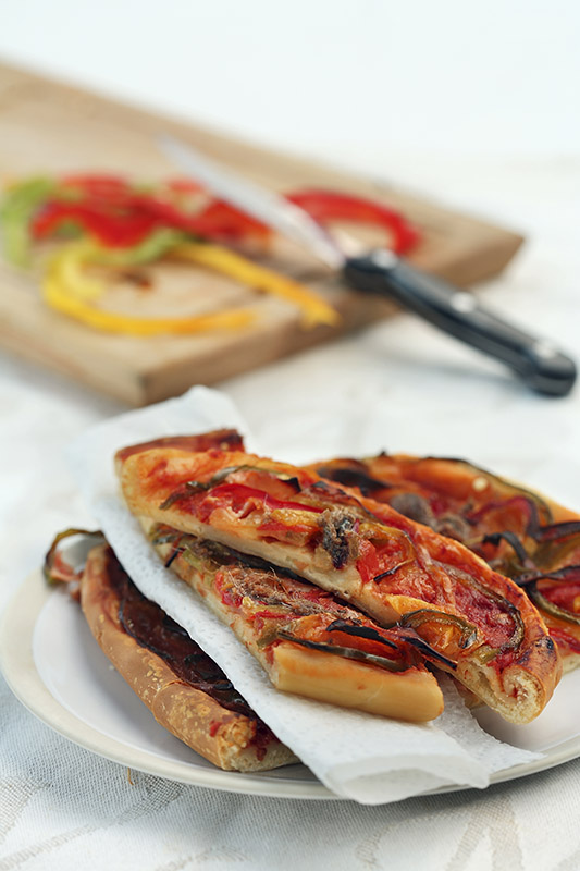 PIZZA AI TRE PEPERONI MOZZARELLA POMODORO ACCIUGHE PROSCIUTTO COTTO - 7383