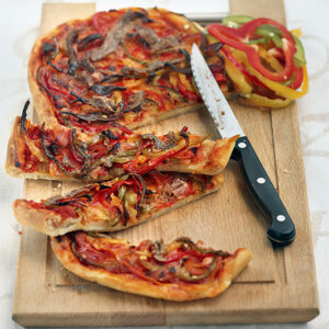 PIZZA AI TRE PEPERONI MOZZARELLA POMODORO ACCIUGHE PROSCIUTTO COTTO - 7375