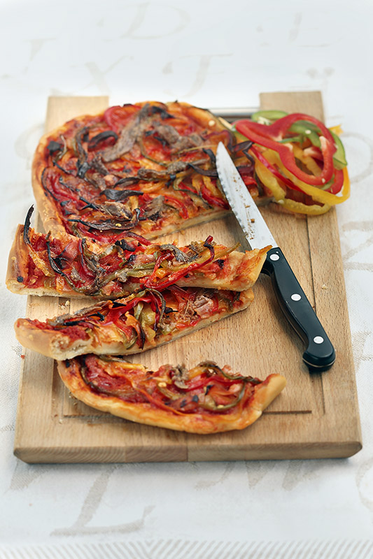 PIZZA AI TRE PEPERONI MOZZARELLA POMODORO ACCIUGHE PROSCIUTTO COTTO - 7375