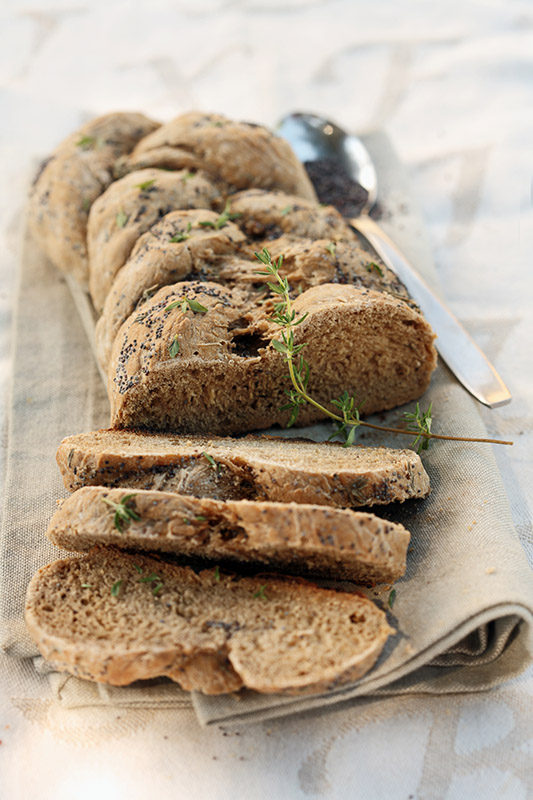 TRECCIA DI PANE DI SEGALE E  FRUMENTO CON TIMO E SEMI DI PAPAVERO - 7394 - immagine 1