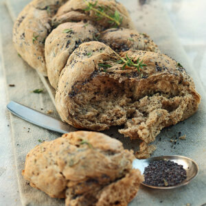 TRECCIA DI PANE DI SEGALE E  FRUMENTO CON TIMO E SEMI DI PAPAVERO - 7402