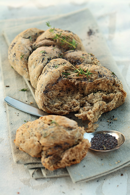 TRECCIA DI PANE DI SEGALE E  FRUMENTO CON TIMO E SEMI DI PAPAVERO - 7402 - immagine 1