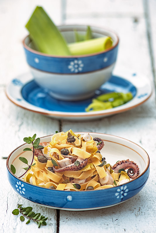 TAGLIATELLE CON PORRI POLPO CAPPERI MAGGIORANA - 4986