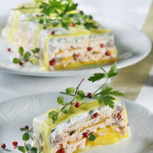 SFORMATO DI PORRI RIPIENO DI FORMAGGIO ERBORINATO SALMONE MANGO PEPE ROSA - 3376