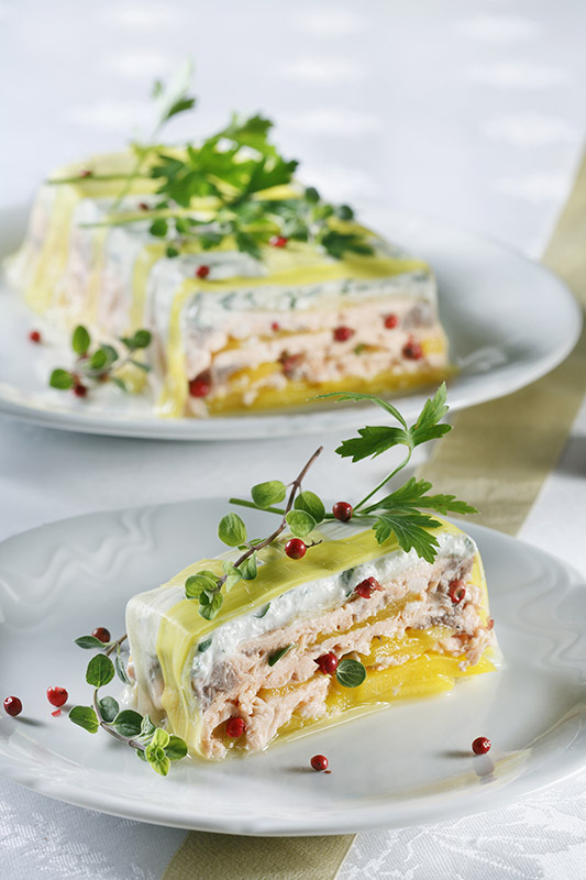 SFORMATO DI PORRI RIPIENO DI FORMAGGIO ERBORINATO SALMONE MANGO PEPE ROSA - 3376