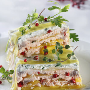 SFORMATO DI PORRI RIPIENO DI FORMAGGIO ERBORINATO SALMONE MANGO PEPE ROSA - 3385