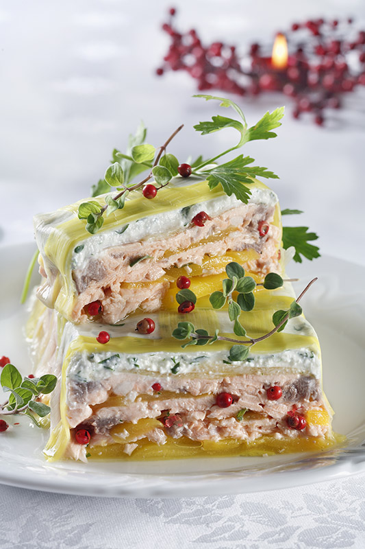 SFORMATO DI PORRI RIPIENO DI FORMAGGIO ERBORINATO SALMONE MANGO PEPE ROSA - 3385