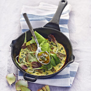 FRITTATA CON CARCIOFI PREZZEMOLO E PORRI CON MISTICANZA CONDITA CON OLIO TIMO PEPE PORRI LIMONE - 0439