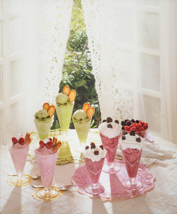 BICCHIERI CON GELATO ALLE FRAGOLINE DI BOSCO, AL LAMPONE E AL PISTACCHIO - GI32820 - 4713