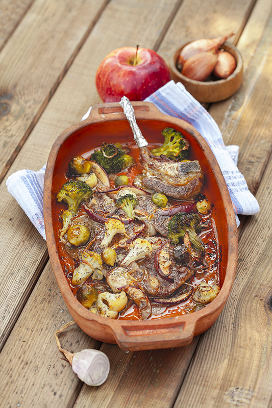 COSTOLETTE DI AGNELLO CON MELE BROCCOLI CAVOLINI DI BRUXELLES CAVOLFIORE MELE  SCALOGNO SEMI DI PAPAVERO - 1093