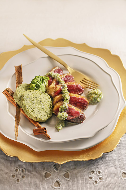 PETTO D'OCA CON CREMA E FLAN DI BROCCOLI E CANNELLA - 4282