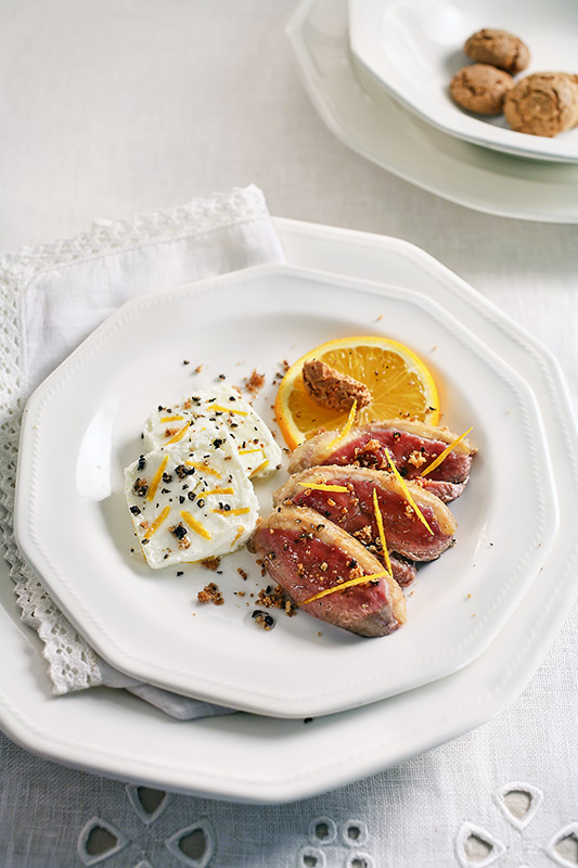 PETTI D'OCA CON ROBIOLA ALL'ARANCIA E BATTUTO DI PEPE E AMARETTO - 4292