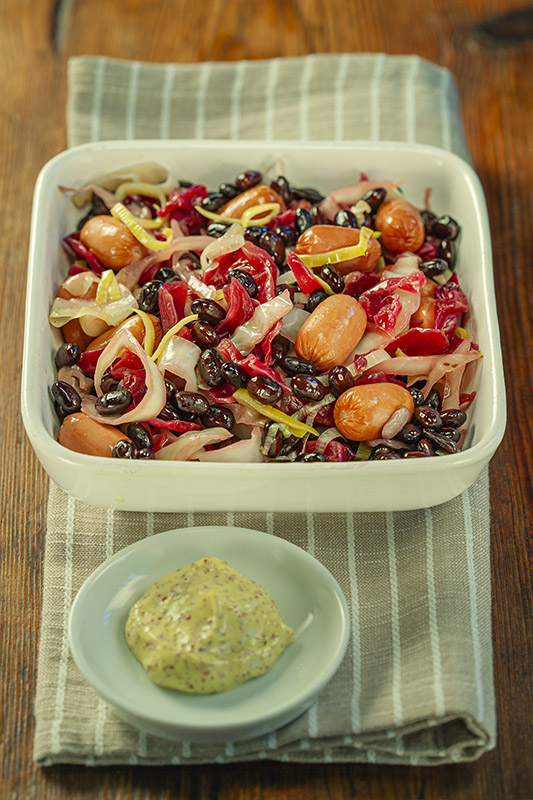 CAVOLI ROSSI E BIANCHI AL VINO BIANCO CON FAGIOLI NERI WURSTEL PORRI SENAPE RUSTICA - 4883