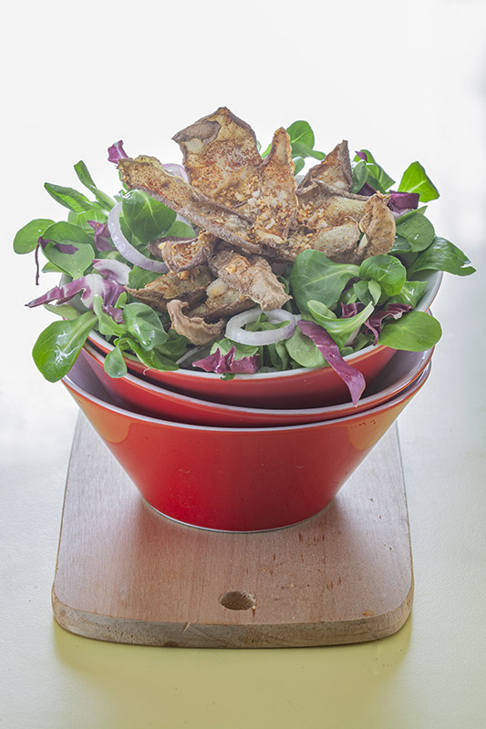 INSALATA DI SONGINO E RADICCHIO CIPOLLA ROSSA BUCCE DI PATATE ROSSE CON PAPRIKA E GRANA AL FORNO - 4921