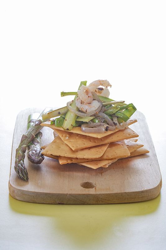CRACKER CON GAMBI E BUCCE DI ASPARAGI CON CIPOLLA PANE E GAMBERETTI - 4923