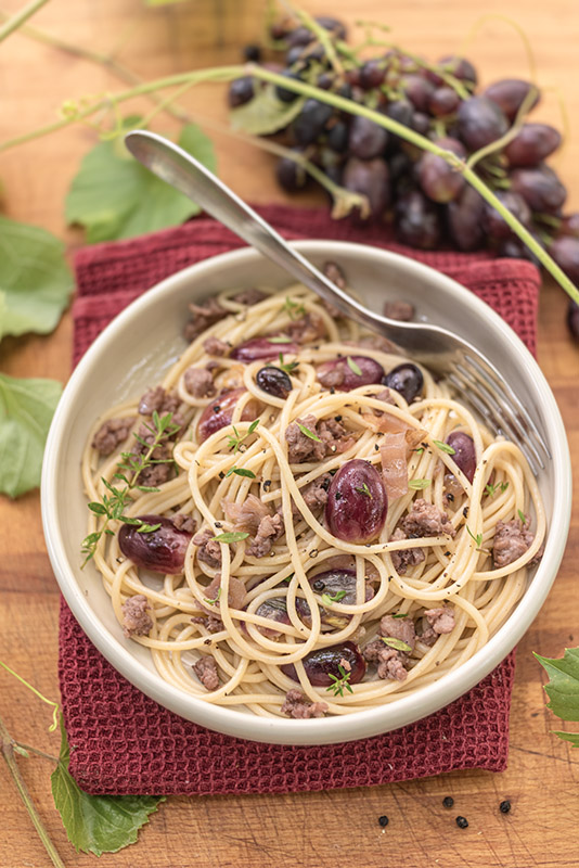 SPAGHETTI CON UVA E SALSICCIA - 3978