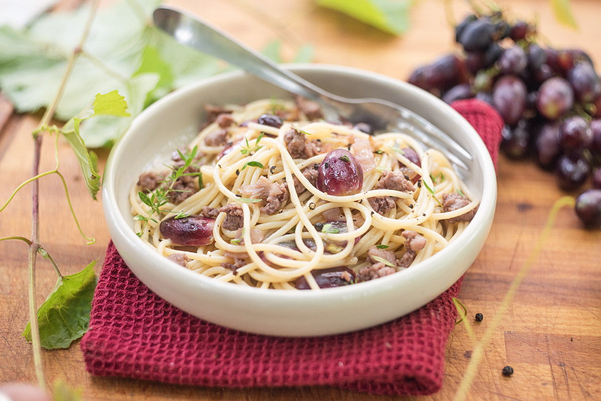 SPAGHETTI CON UVA E SALSICCIA - 3980 - immagine 1