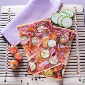 PIZZA CON MOZZARELLA ZUCCHINE E PROSCIUTTO COTTO - 6223