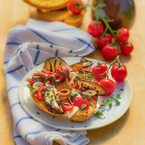 FRISELLA CON POMODORI, MELANZANE E ACCIUGHE - 9380