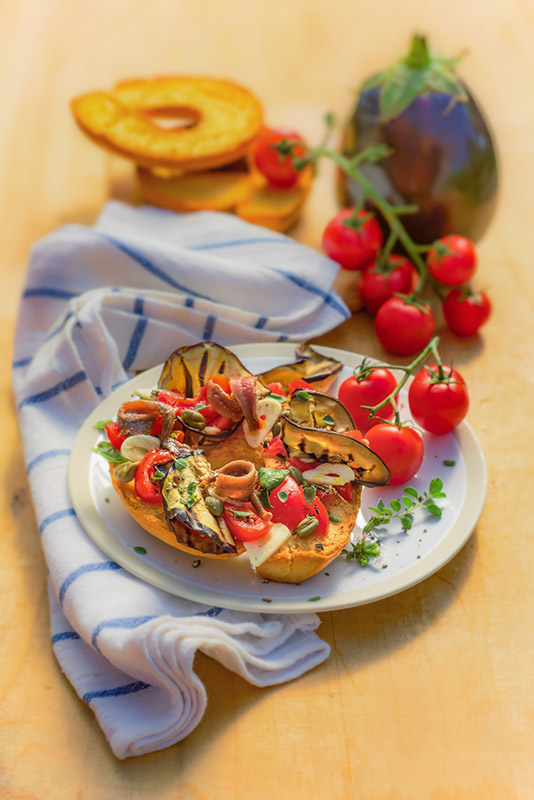 FRISELLA CON POMODORI, MELANZANE E ACCIUGHE - 9380