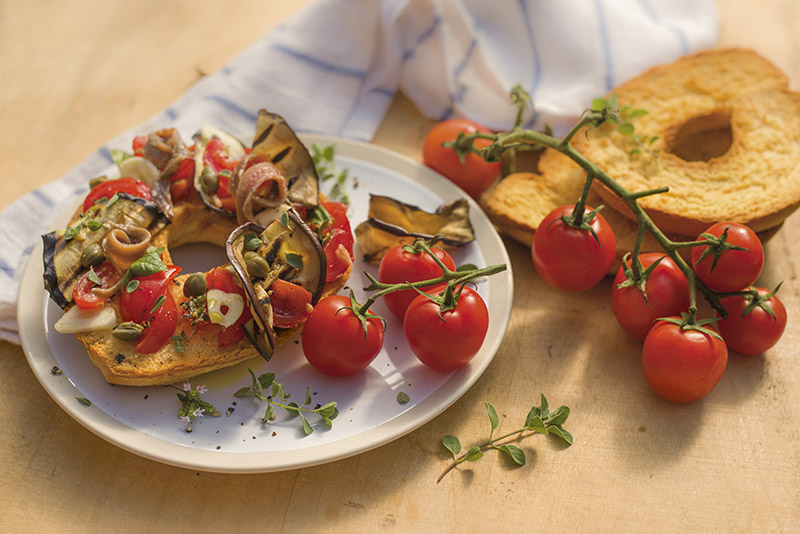 FRISELLA CON POMODORI, MELANZANE E ACCIUGHE - 9385 - immagine 1