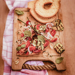 FRISELLA CON POMODORI, ZUCCHINE E PROSCIUTTO CRUDO - 9389