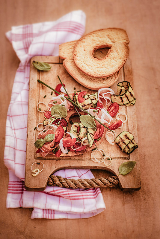 FRISELLA CON POMODORI, ZUCCHINE E PROSCIUTTO CRUDO - 9389