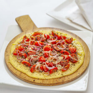 PIZZA DI POLENTA CON POMODORINI E CIPOLLA ROSSA - 2783