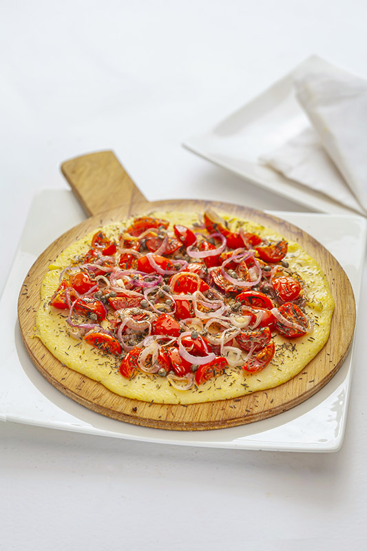 PIZZA DI POLENTA CON POMODORINI E CIPOLLA ROSSA - 2783