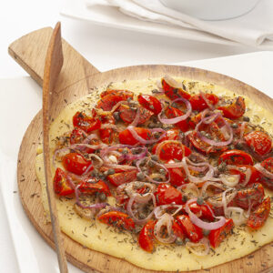 PIZZA DI POLENTA CON POMODORINI E CIPOLLA ROSSA - 2786