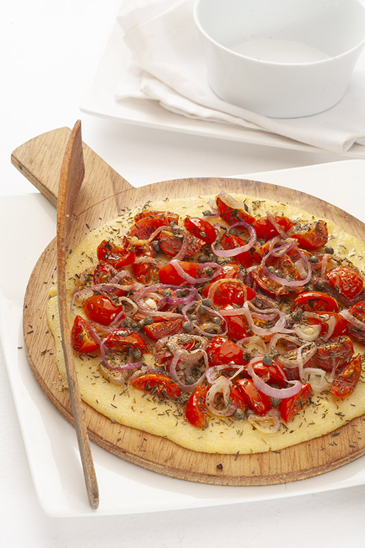 PIZZA DI POLENTA CON POMODORINI E CIPOLLA ROSSA - 2786