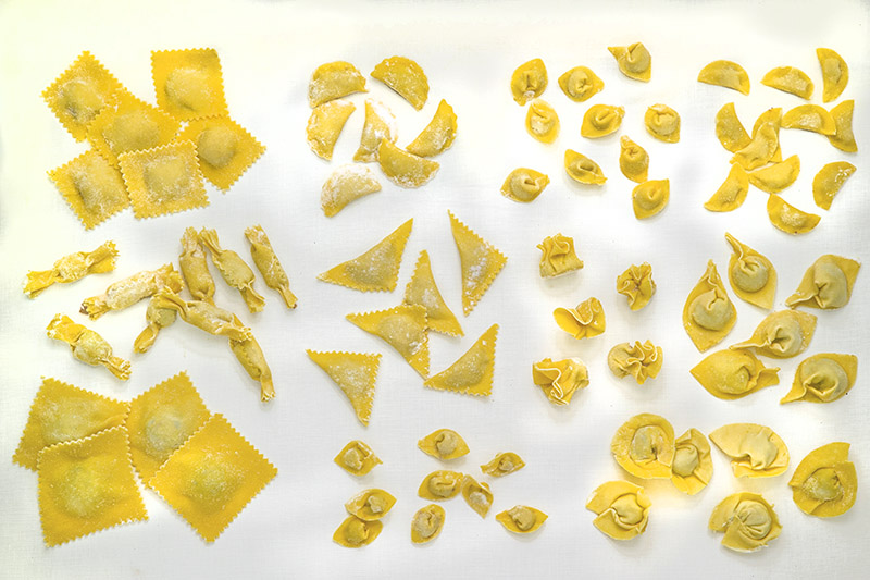 PASTE RIPIENE - AGNOLOTTI, MEZZELUNE, CAPPELLETTI, ANOLINI, CARAMELLE, TRIANGOLI, SACCOTTINI, CAPPELLACCI, TORTELLONI, TORTELLINI, CIARSONS - 2837 - immagine 1