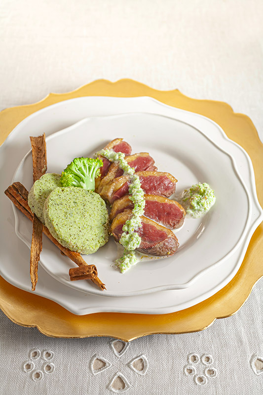 PETTO D'OCA CON CREMA E FLAN DI BROCCOLI E CANNELLA - 4280