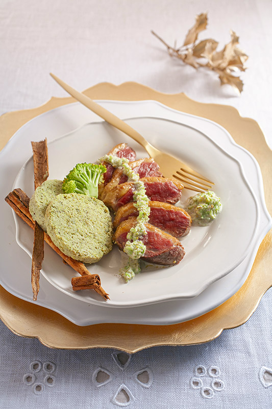 PETTO D'OCA CON CREMA E FLAN DI BROCCOLI E CANNELLA - 4283